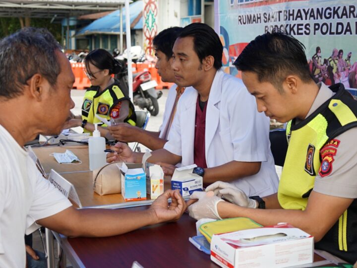 Wujudkan Masyarakat Sehat, Rumkit Bhayangkara Hadir Berikan Pelayanan Kesehatan di Car Free Day