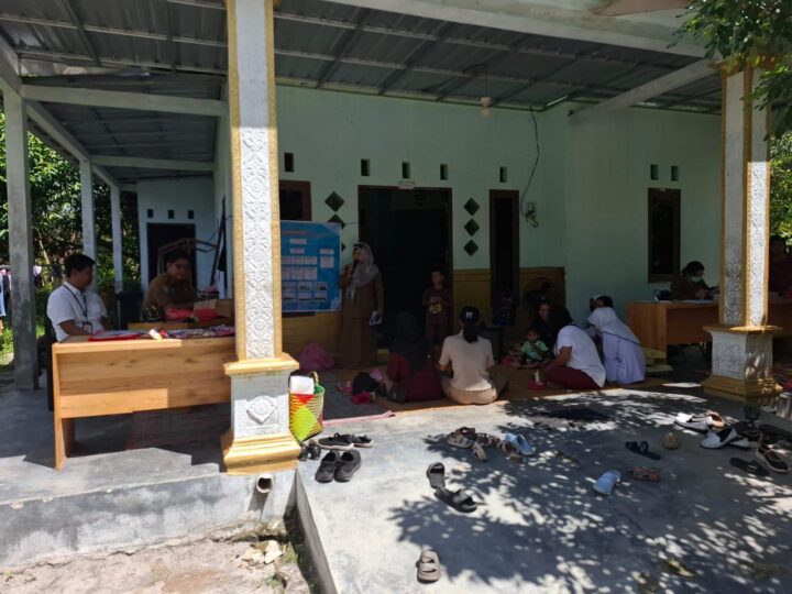 Dukung Penanganan Stunting, Bhabinkamtibmas Tumbang Tahai Dampingi Kegiatan Posyandu Asoka