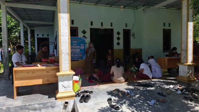 Dukung Penanganan Stunting, Bhabinkamtibmas Tumbang Tahai Dampingi Kegiatan Posyandu Asoka