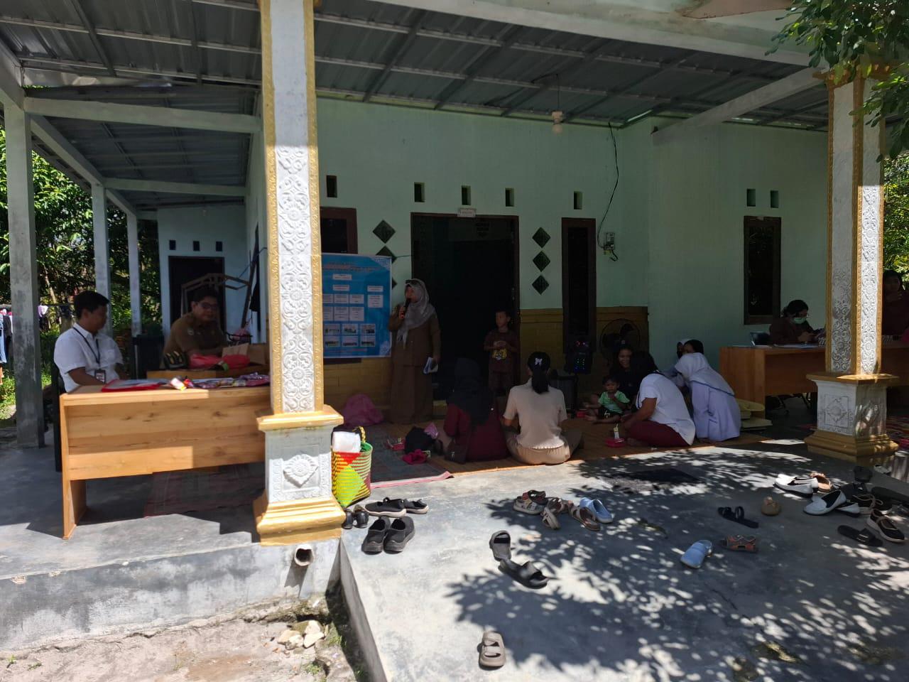 Dukung Penanganan Stunting, Bhabinkamtibmas Tumbang Tahai Dampingi Kegiatan Posyandu Asoka