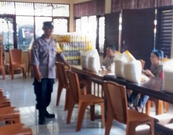 Kawal Penyaluran Bantuan Pangan, Bhabinkamtibmas Menteng Pastikan Berjalan Tertib dan Tepat Sasaran