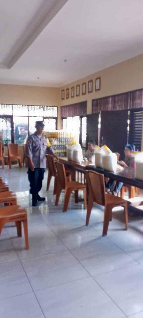 Kawal Penyaluran Bantuan Pangan, Bhabinkamtibmas Menteng Pastikan Berjalan Tertib dan Tepat Sasaran