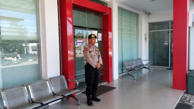 Hadir pada Jam Sibuk, Satpamobvit Polresta Palangka Raya Siaga di Kantor Bank