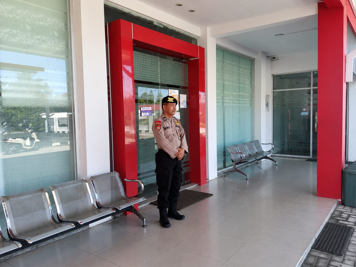 Hadir pada Jam Sibuk, Satpamobvit Polresta Palangka Raya Siaga di Kantor Bank