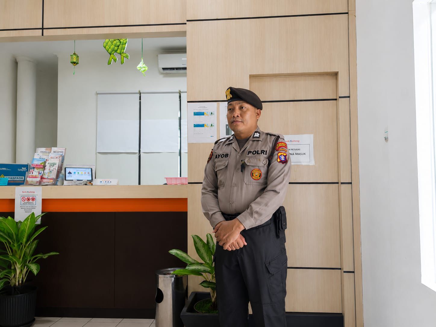 Personel Satpamobvit Polresta Palangka Raya Intensifkan Pengamanan di Area Perbankan