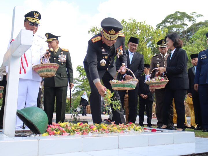 Perkuat Sinergi, Kapolda Hadiri Upacara Ziarah dan Tabur Bunga Peringatan Hari Jadi Provinsi Kalteng ke-69