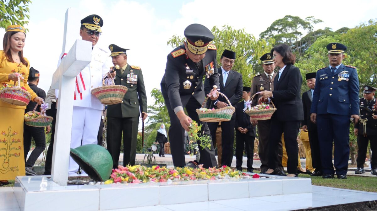Perkuat Sinergi, Kapolda Hadiri Upacara Ziarah dan Tabur Bunga Peringatan Hari Jadi Provinsi Kalteng ke-69