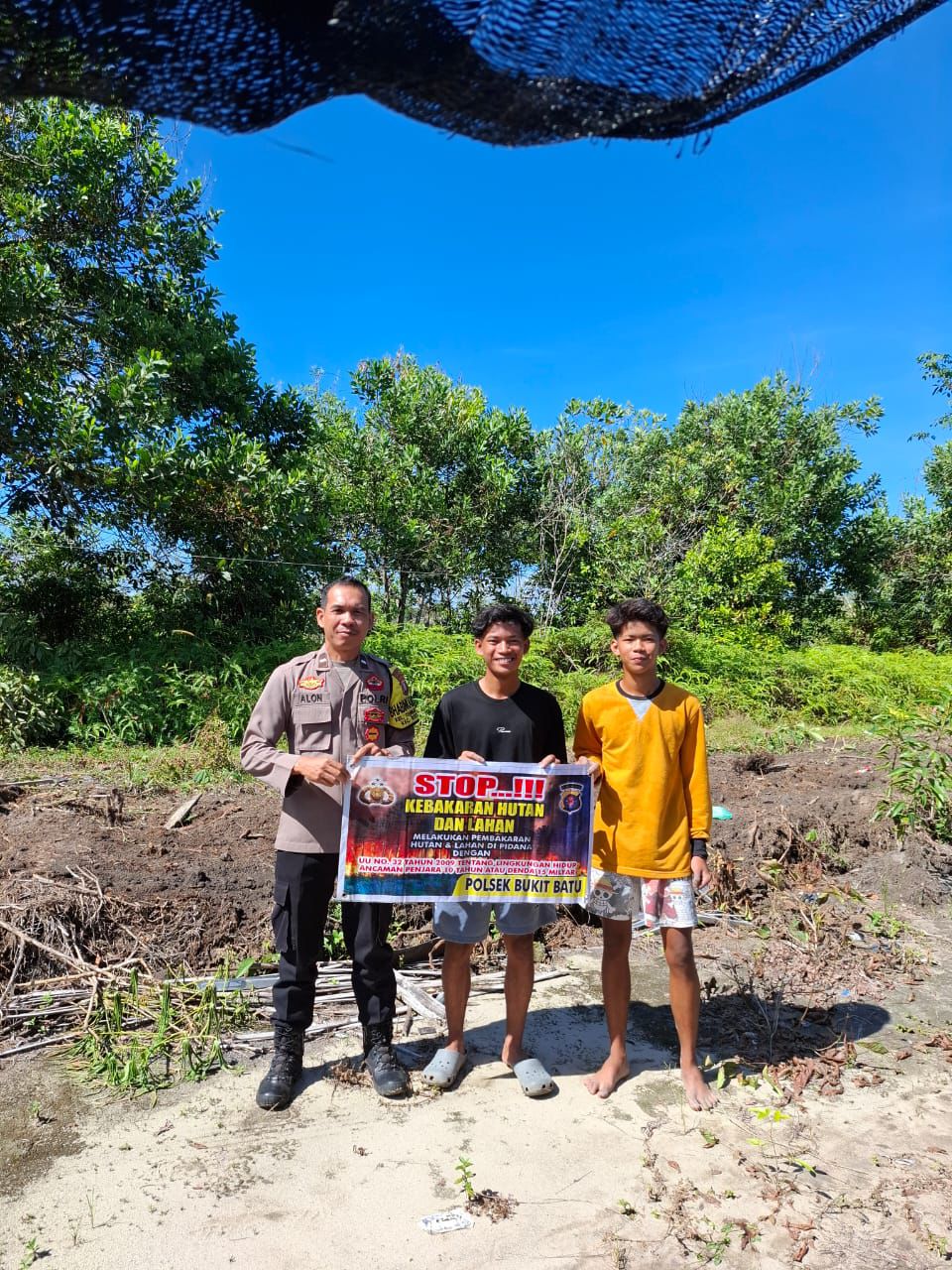 Rangkul Warga di Tumbang Tahai, Bhabinkamtibmas Polsek Bukit Batu Ajak Mereka Stop Karhutla