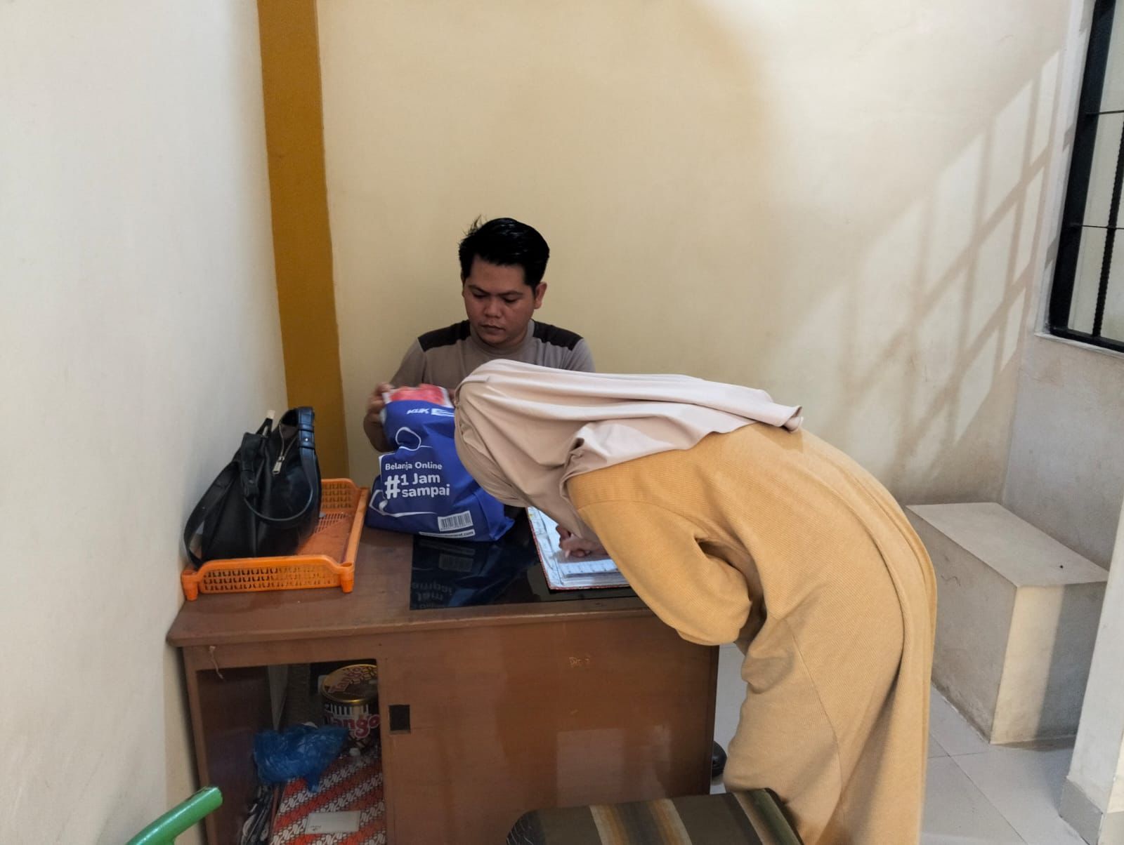 Sattahti Polresta Palangka Raya Laksanakan Jam Besuk Tahanan dengan Tertib dan Terawasi