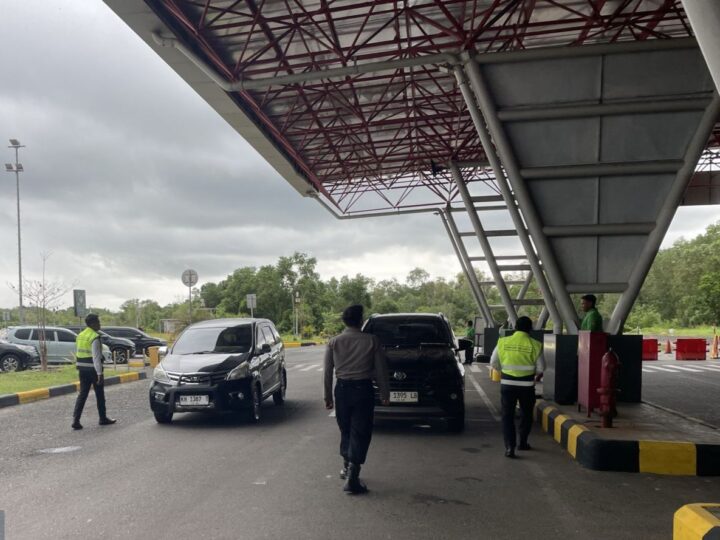 Ketika Libur Nasional, Satpamobvit Polresta Palangka Raya Tetap Siaga di Bandara Tjilik Riwut