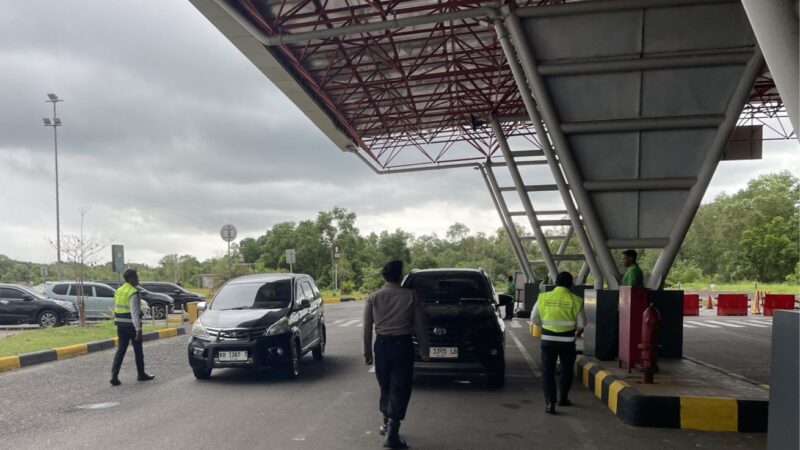 Ketika Libur Nasional, Satpamobvit Polresta Palangka Raya Tetap Siaga di Bandara Tjilik Riwut