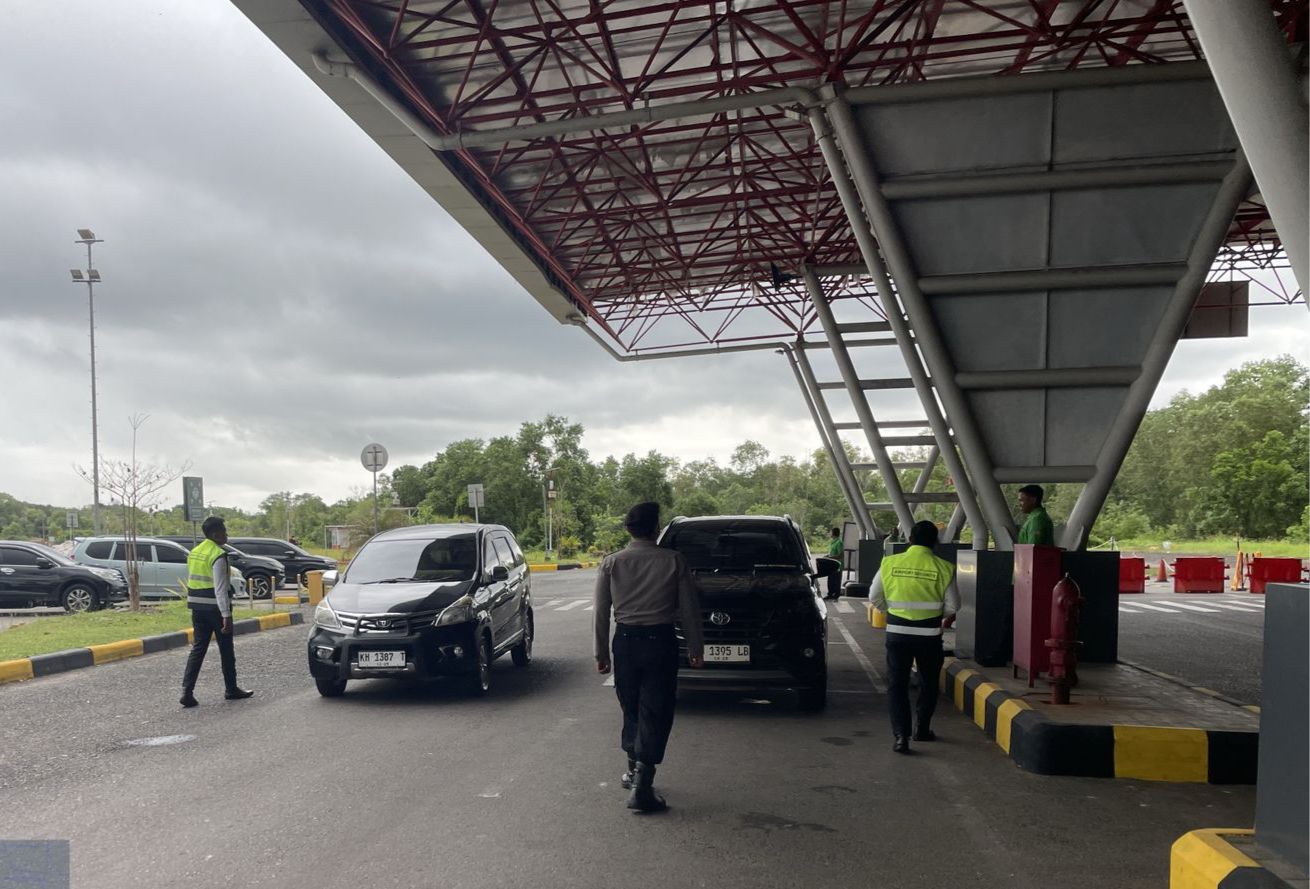 Ketika Libur Nasional, Satpamobvit Polresta Palangka Raya Tetap Siaga di Bandara Tjilik Riwut