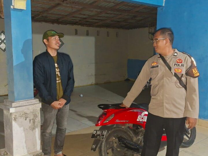 Hampiri Rumah Warga di Tumbang Tahai, Patroli Polsek Bukit Batu Edukasikan Layanan Polri 110