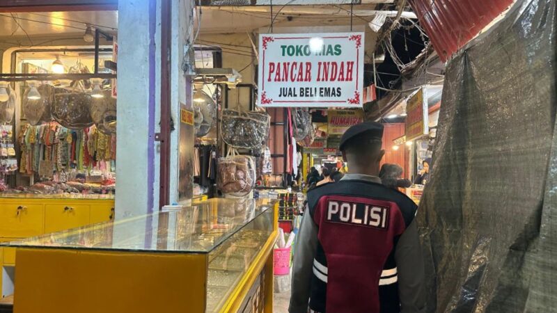 Demi Jaga Keamanan, Satsamapta Polresta Palangka Raya Patroli Jalan Kaki di Lorong Pasar Besar