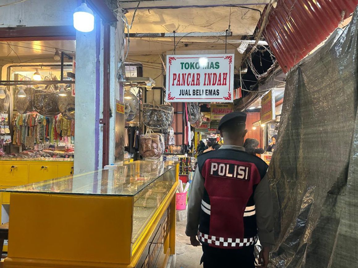 Demi Jaga Keamanan, Satsamapta Polresta Palangka Raya Patroli Jalan Kaki di Lorong Pasar Besar