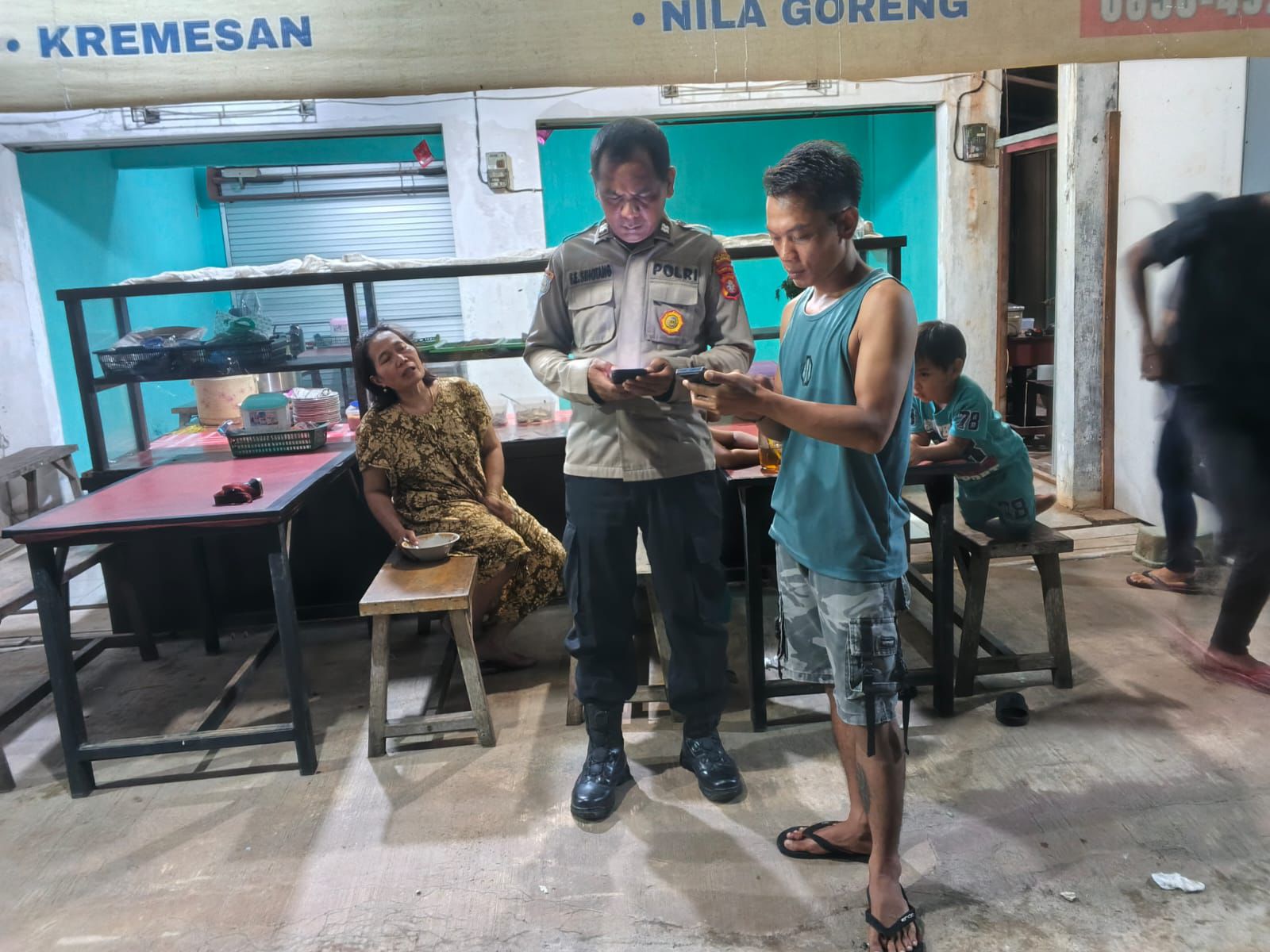Sambil Berdialog, Polsek Sabangau Edukasikan Layanan 110 ke Warga Sabaru
