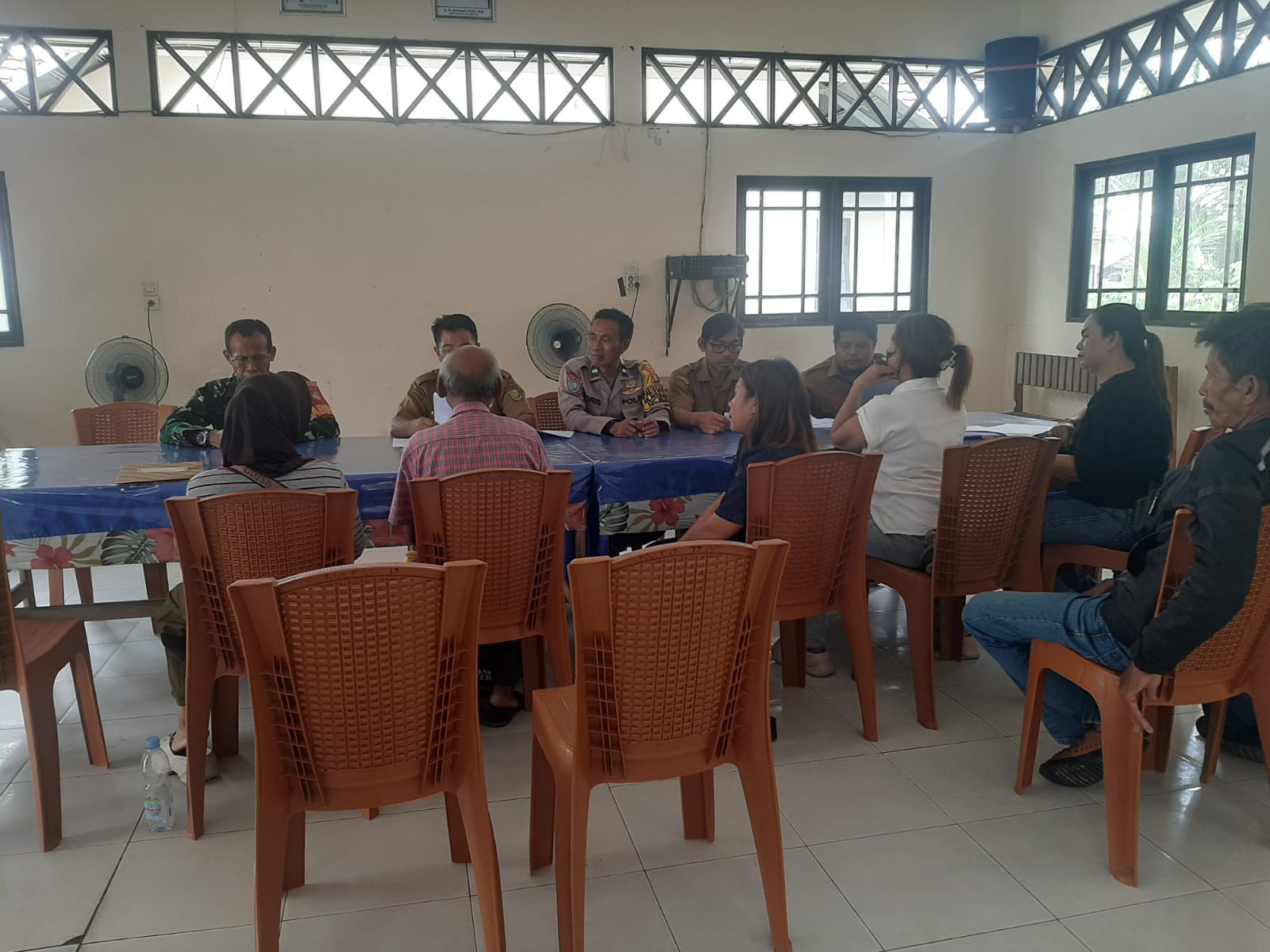 Problem Solving Sengketa Lahan, Bhabinkamtibmas Petuk Katimpun Fasilitasi Mediasi di Aula Basara