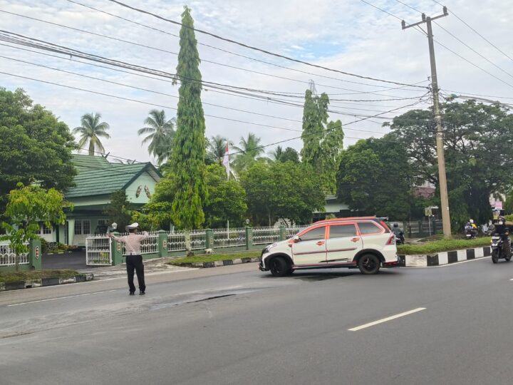 Dengan Sigap, Unit Lantas Polsek Pahandut Atur Lalu Lintas di Jam Padat Kendaraan