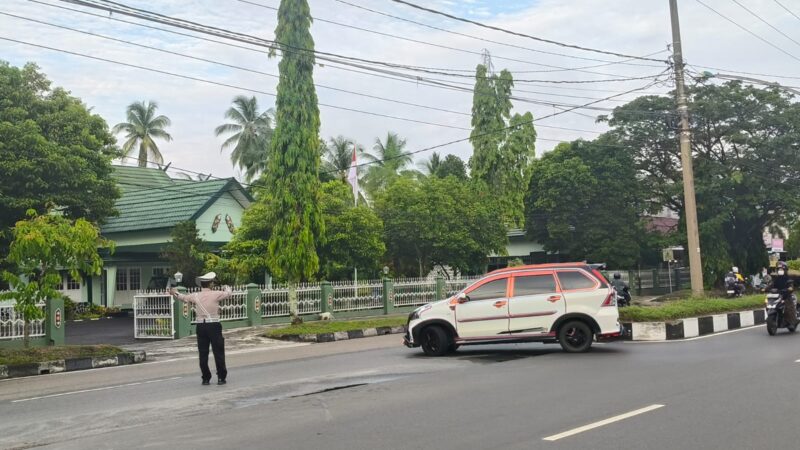 Dengan Sigap, Unit Lantas Polsek Pahandut Atur Lalu Lintas di Jam Padat Kendaraan