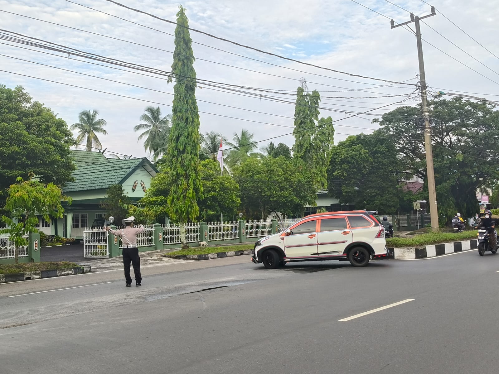 Dengan Sigap, Unit Lantas Polsek Pahandut Atur Lalu Lintas di Jam Padat Kendaraan