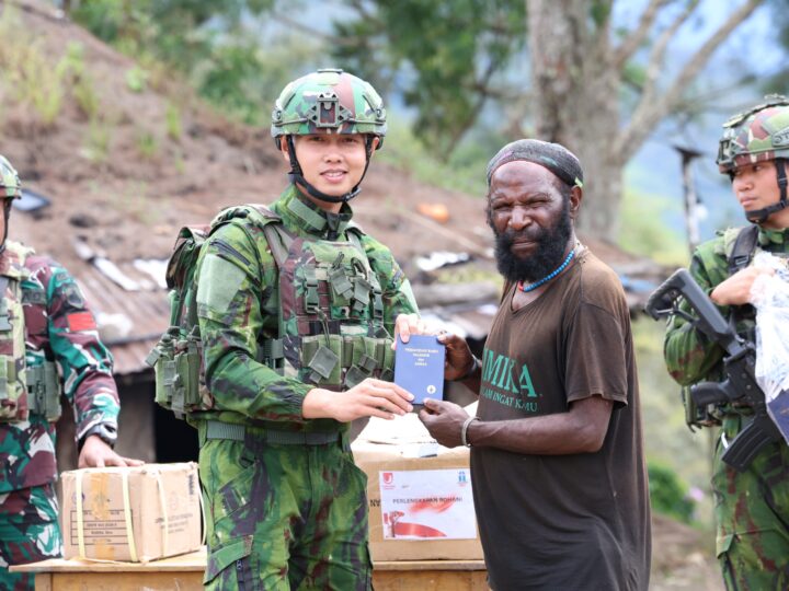 TNI Dekat dengan Rakyat, Satgas Yonif 621/Manuntung Bantu Warga Distrik Sinak Papua Tengah