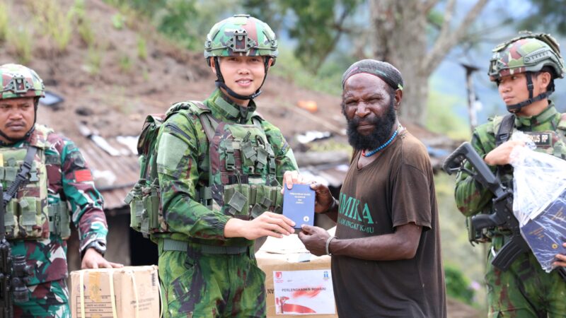 TNI Dekat dengan Rakyat, Satgas Yonif 621/Manuntung Bantu Warga Distrik Sinak Papua Tengah