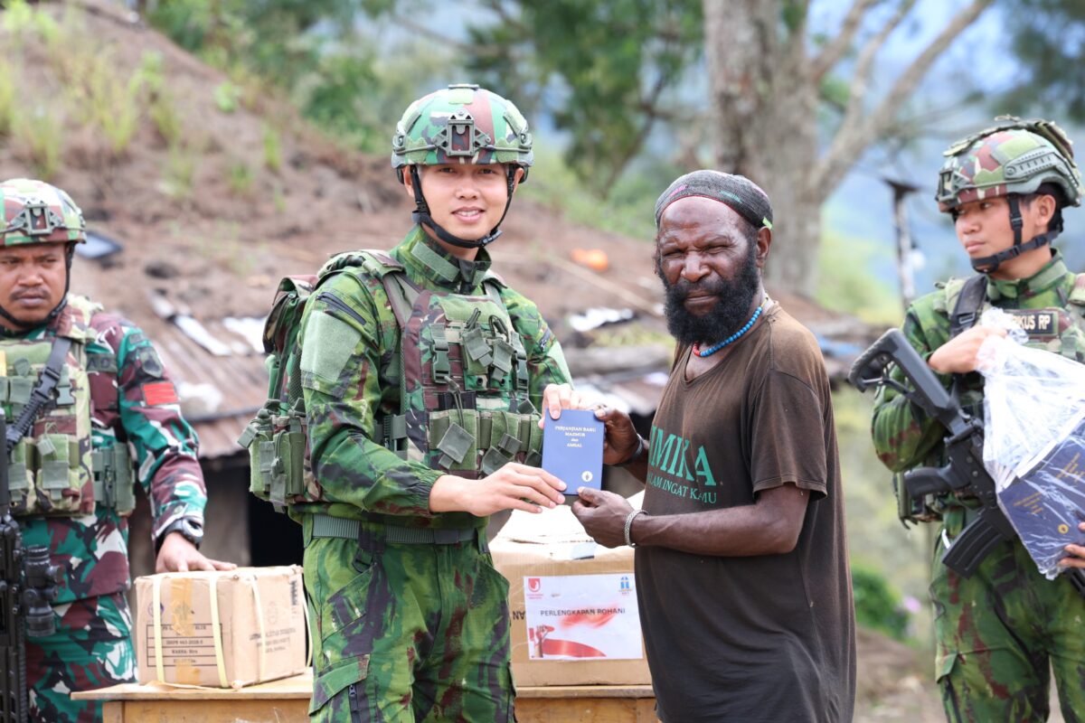 TNI Dekat dengan Rakyat, Satgas Yonif 621/Manuntung Bantu Warga Distrik Sinak Papua Tengah