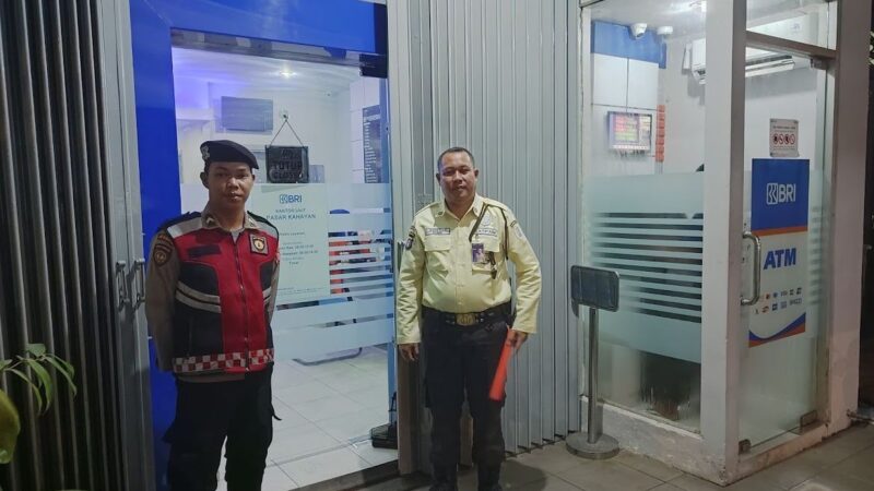 Sambangi Pos Jaga, Anggota  Satsamapta Polresta Palangka Raya Ajak Satpam BRI Unit Kahayan Tetap Waspada