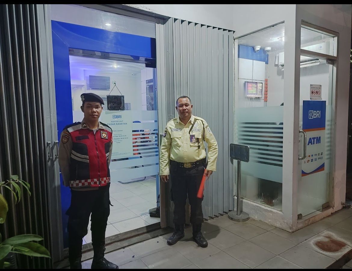 Sambangi Pos Jaga, Anggota  Satsamapta Polresta Palangka Raya Ajak Satpam BRI Unit Kahayan Tetap Waspada