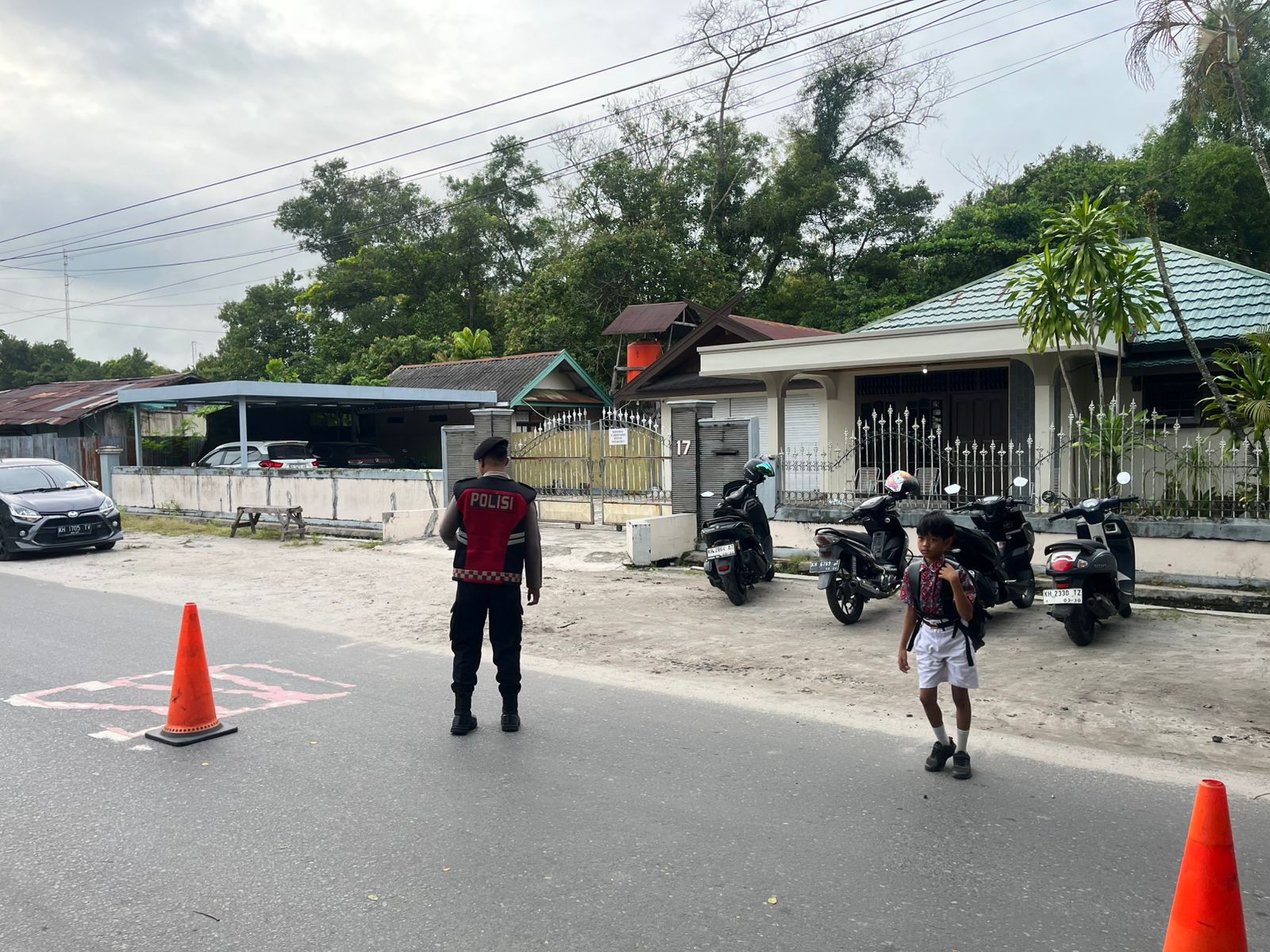 Samapta Polresta Palangka Raya Laksanakan Gatur Pagi di SDN 1 Bukit Tunggal Hadir di Jam Sibuk