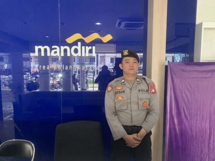Saat Pengamanan di Bank, Satpamobvit Polresta Palangka Raya Kedepankan Sikap Humanis