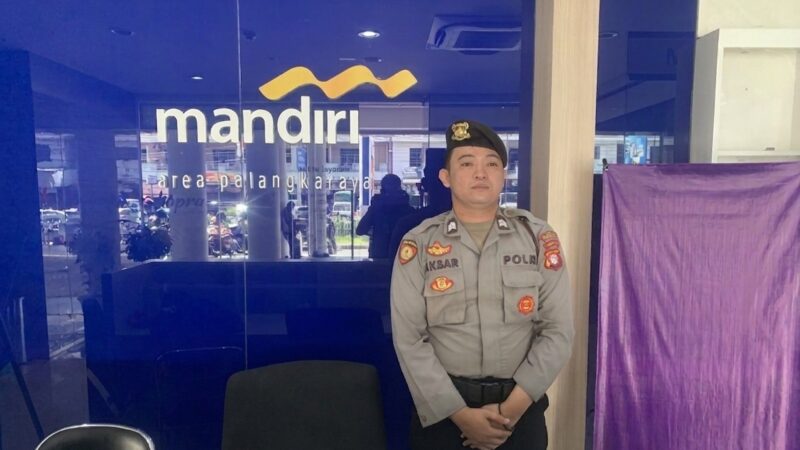 Saat Pengamanan di Bank, Satpamobvit Polresta Palangka Raya Kedepankan Sikap Humanis