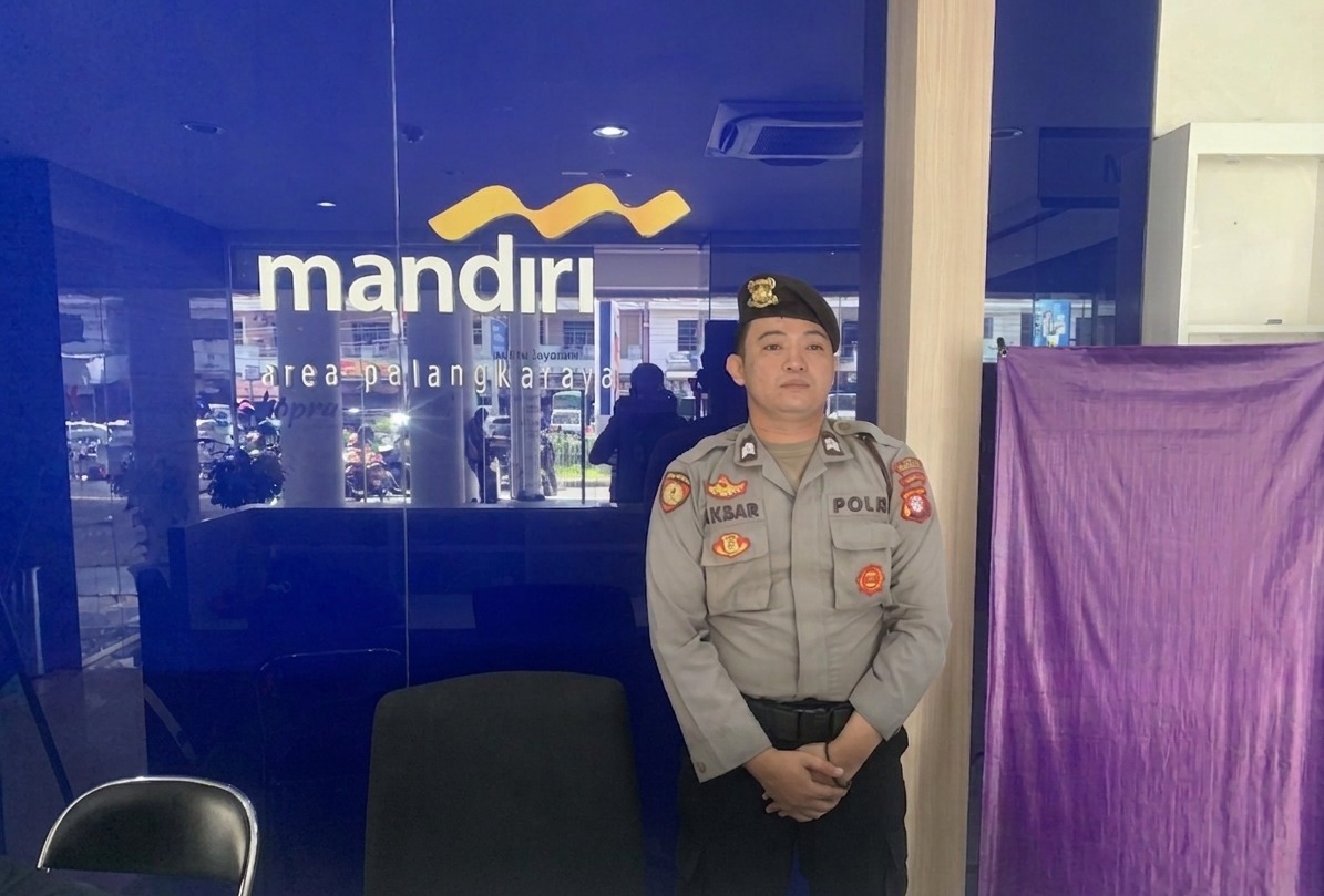 Saat Pengamanan di Bank, Satpamobvit Polresta Palangka Raya Kedepankan Sikap Humanis