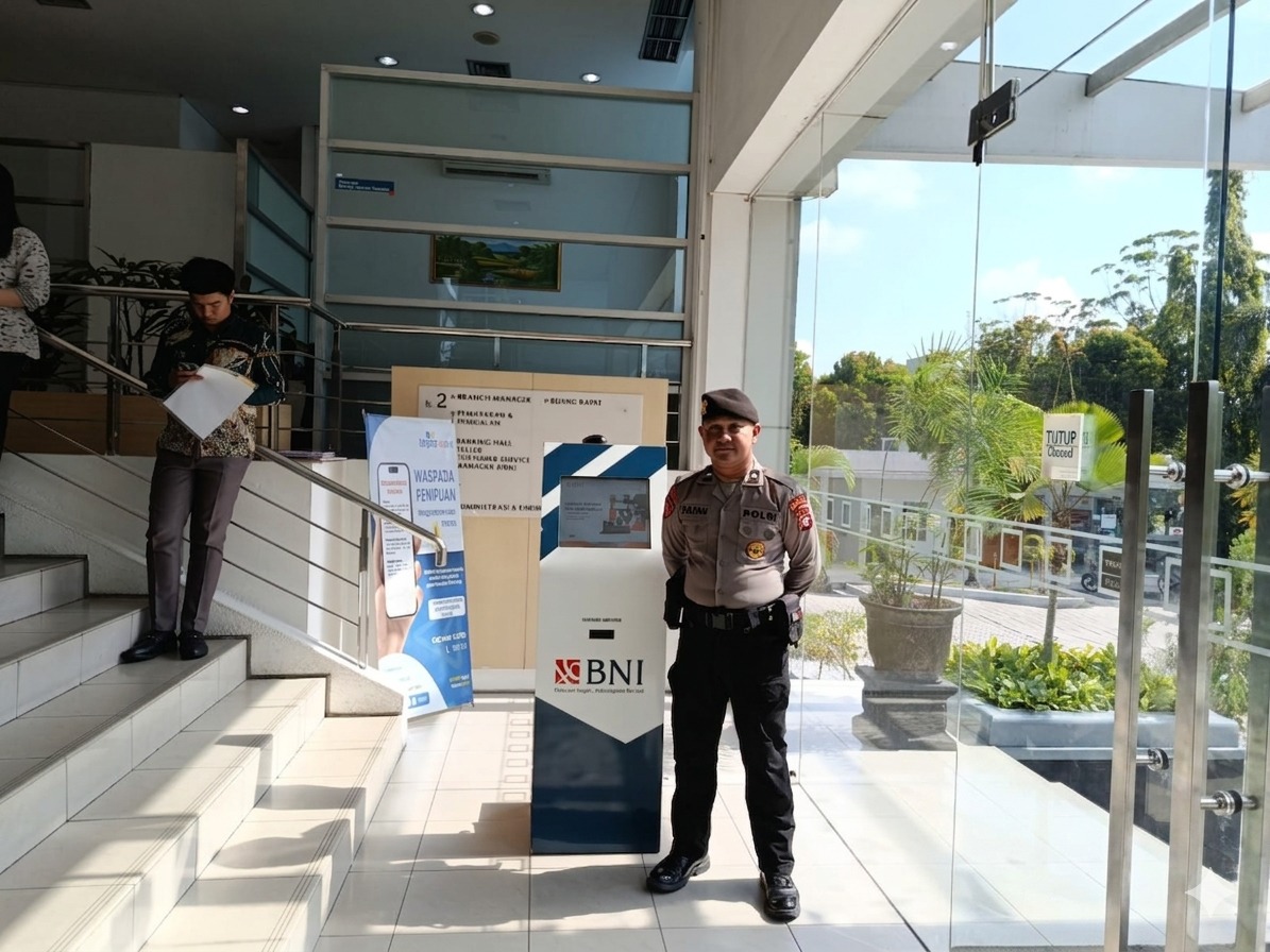 Pastikan Keamanan, Satpamobvit Polresta Palangka Raya Jaga di Perbankan