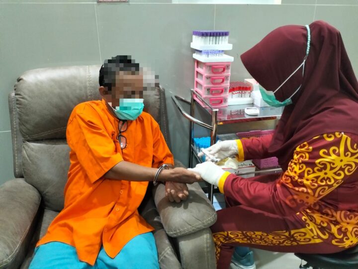 Pastikan Kondisi Tahanan, Sattahti Polresta Palangka Raya Lakukan Pemeriksaan Kesehatan di RS Bhayangkara