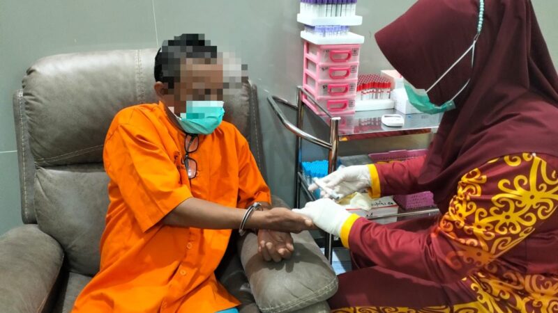 Pastikan Kondisi Tahanan, Sattahti Polresta Palangka Raya Lakukan Pemeriksaan Kesehatan di RS Bhayangkara