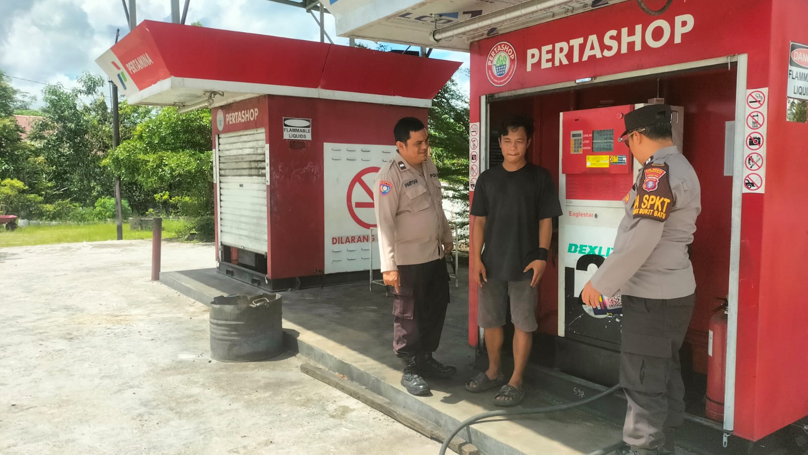 Polsek Bukit Batu Sampaikan Pesan Kamtibmas di Pertashop Kelurahan Tangkiling