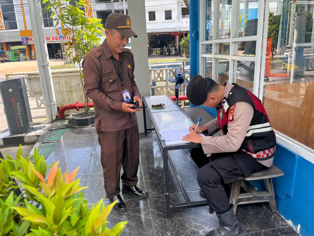 Gelar Patroli Dialogis, Satsamapta Polresta Palangka Raya Hampiri Pos Jaga Kantor PLN