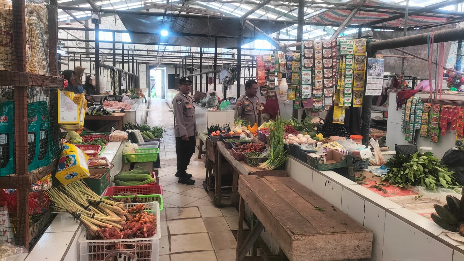 Sambangi Pasar Tangkiling, Polsek Bukit Batu Ingatkan Waspada Aksi Kriminalitas