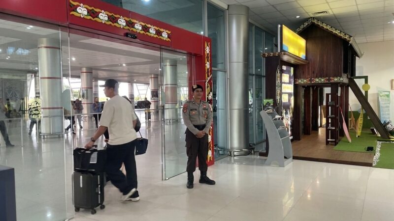 Siaga di Bandara Tjilik Riwut, Personel Satpamobvit Polresta Palangka Raya Amankan Arus Transportasi Udara