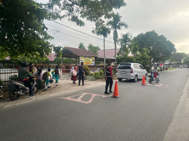 Berlokasi di Zebra Cross, Satsamapta Polresta Palangka Raya Bantu Seberangkan Pelajar