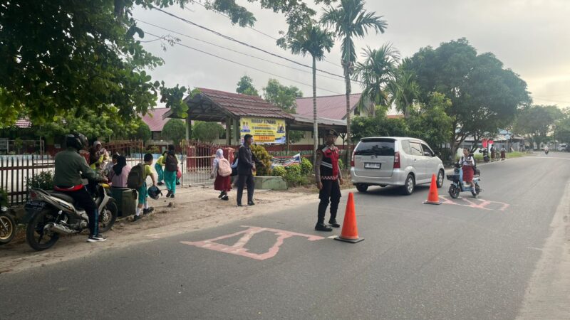 Berlokasi di Zebra Cross, Satsamapta Polresta Palangka Raya Bantu Seberangkan Pelajar