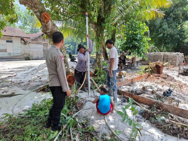 Pantau Proses Pembangunan Rumah Warga di Tumbang Tahai, Bhabinkamtibmas Polsek Bukit Batu Sosialisasikan Layanan Polri 110