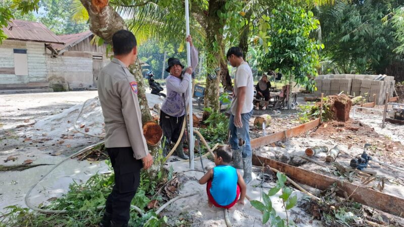 Pantau Proses Pembangunan Rumah Warga di Tumbang Tahai, Bhabinkamtibmas Polsek Bukit Batu Sosialisasikan Layanan Polri 110