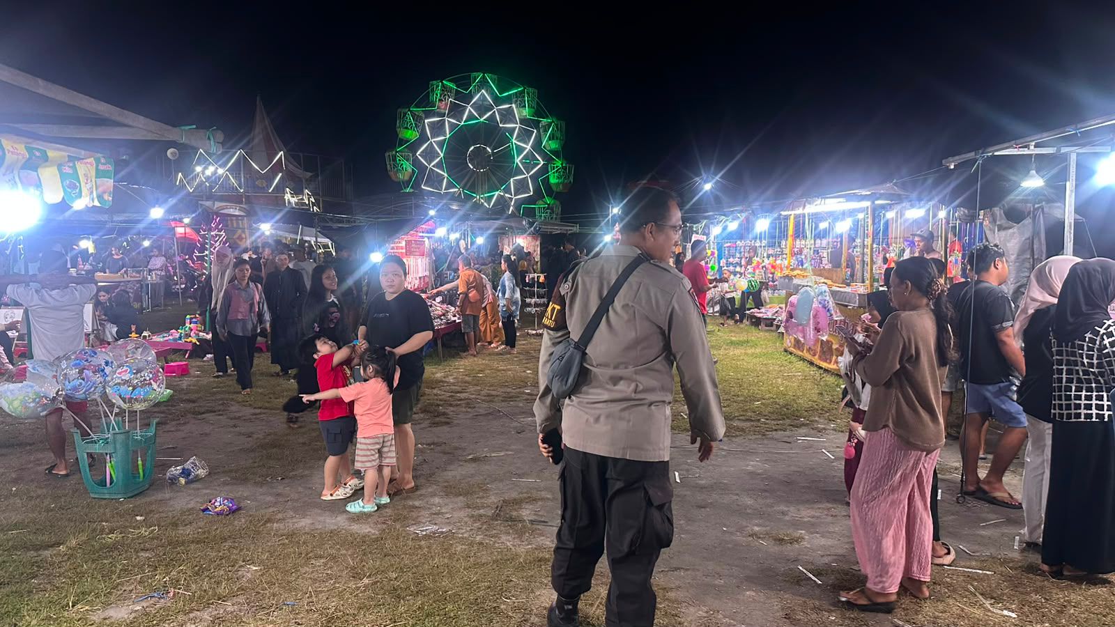 Cegah Premanisme, Patroli Polsek Bukit Batu Sambangi Wahana Pasar Malam di Lapangan Gelora Banturung