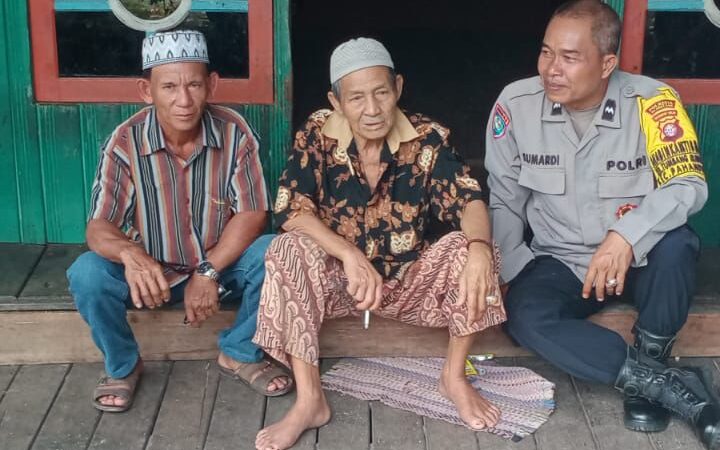 Tekan Kasus Curanmor, Bhabinkamtibmas Polsek Pahandut Sharing Kamtibmas ke Warga Tumbang Rungan