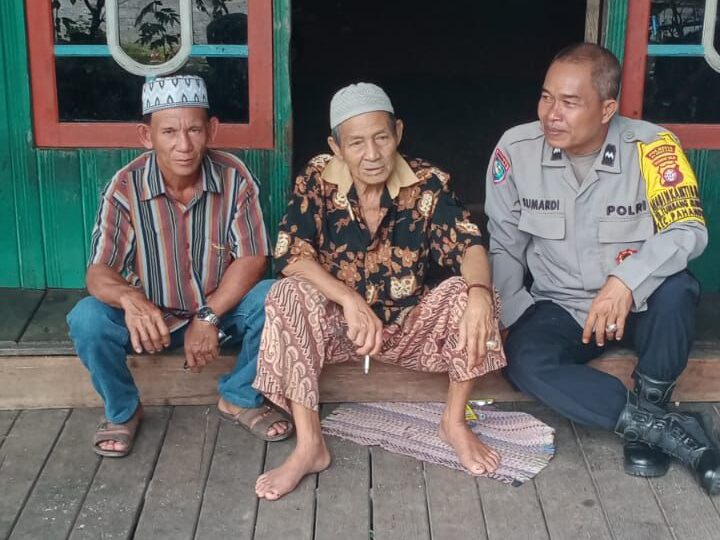 Tekan Kasus Curanmor, Bhabinkamtibmas Polsek Pahandut Sharing Kamtibmas ke Warga Tumbang Rungan