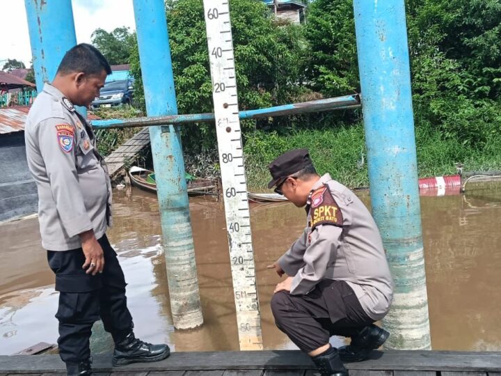 Pantau Debit Sungai Rungan, Polsek Bukit Batu Imbau Warga Waspadai Potensi Banjir