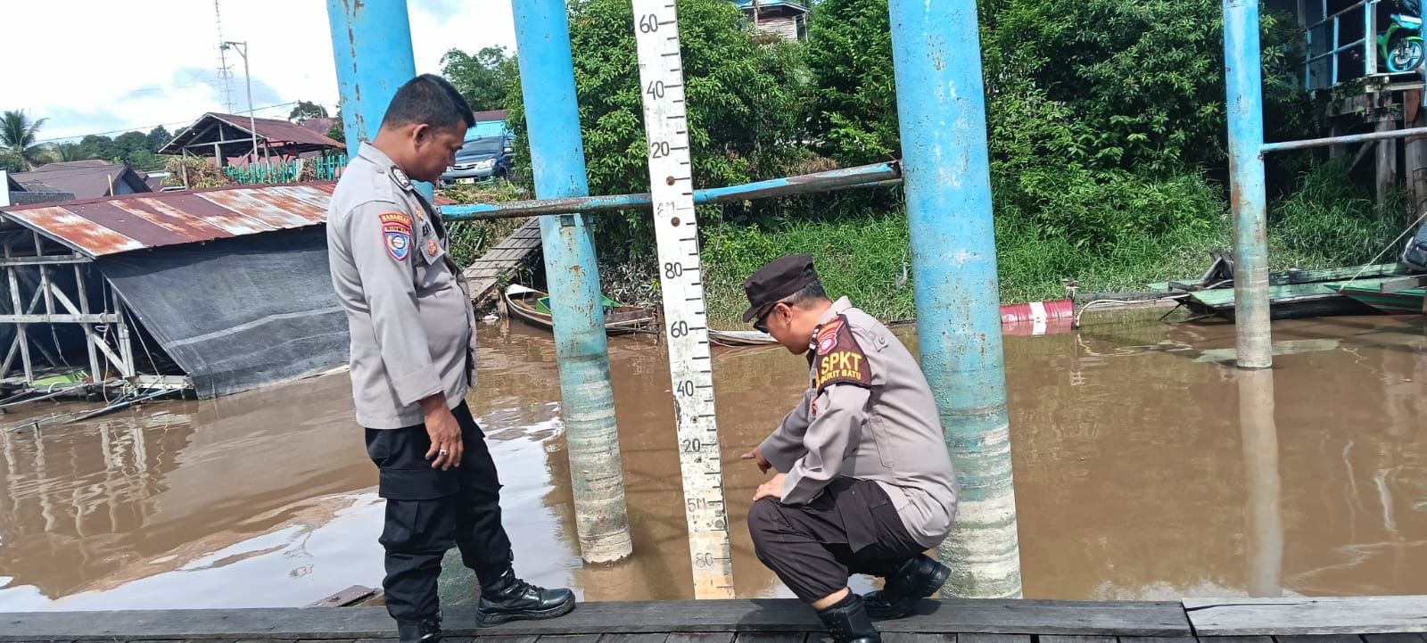 Pantau Debit Sungai Rungan, Polsek Bukit Batu Imbau Warga Waspadai Potensi Banjir