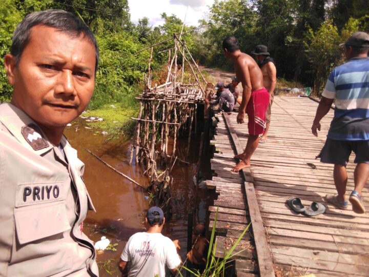 Di Sela Perbaikan Jembatan di Marang, Bhabinkamtibmas Polsek Bukit Batu Sosialisasikan Layanan Polri 110